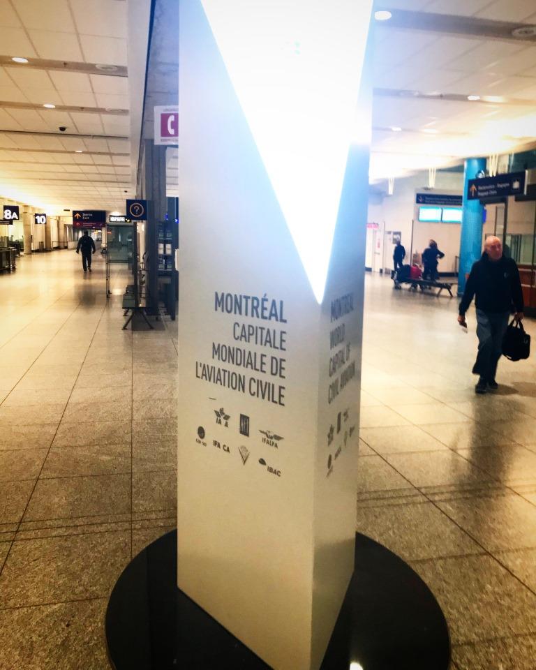 Área de retirada de bagagens do Aeroporto de Montreal