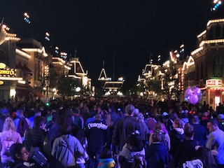 Disneyland lotada na noite do dia 9 de março de 2020