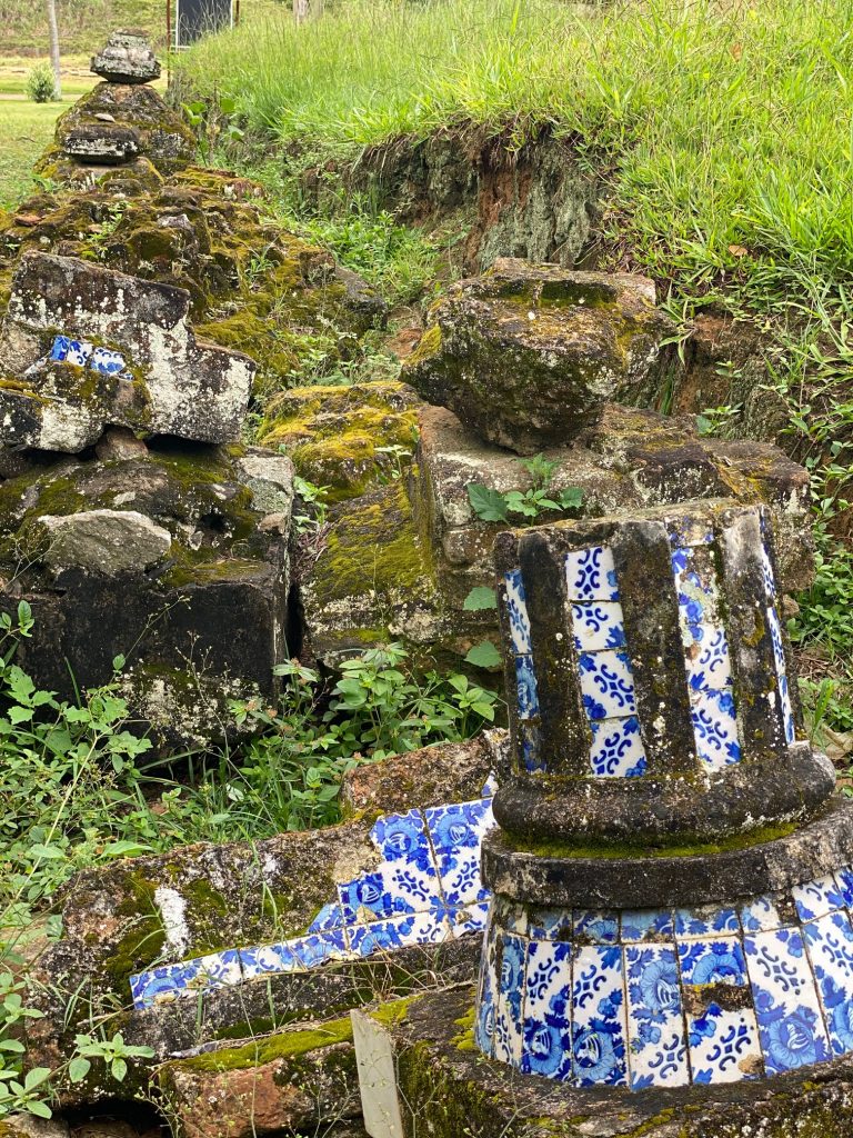 Colunas com azulejos portugueses, encontradas durante as escavações arqueológicas