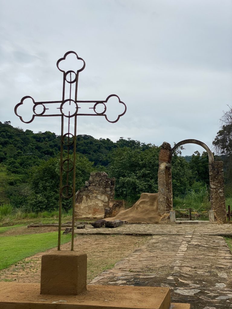 Vista das torres da Igreja Matriz a partir do cruzeiro da praça central de São João Marcos